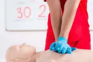 Personne effectuant un massage cardiaque sur un mannequin chez SantePrev