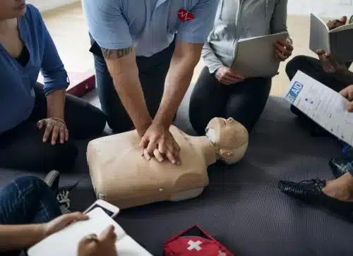 Massage cardiaque lors d'une formation "Gestes qui Sauvent" chez SantePrev