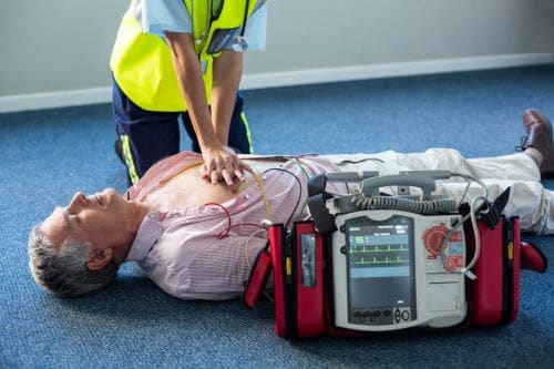 Ambulancier utilisant un défibrillateur externe pendant la réanimation cardiopulmonaire